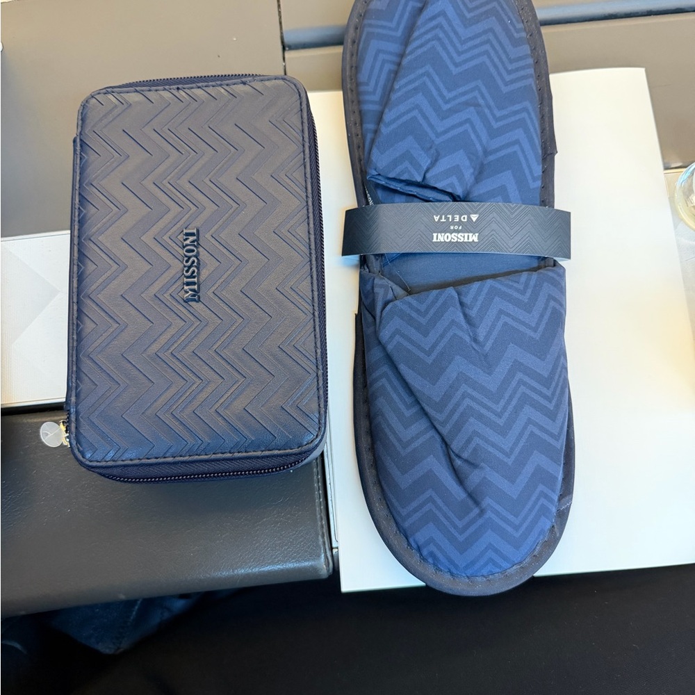Delta One Missoni Amenity / Toiletry Bag NEW UNOPENED and Slippers